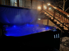Hot Tub-Fire Pit-Luxe Kitchen-Central Location